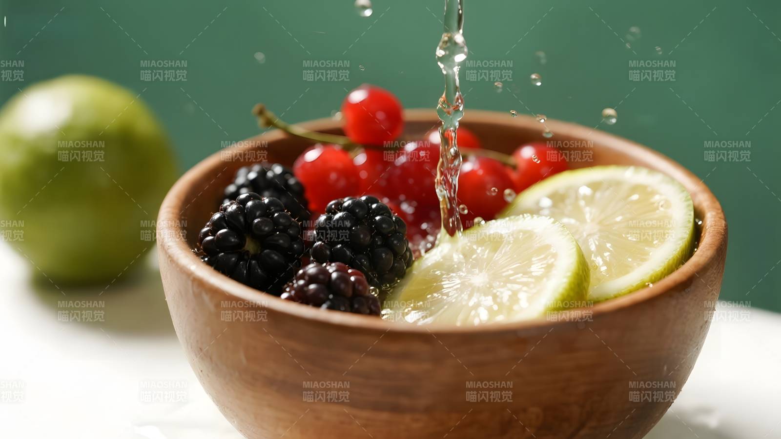 水果入碗 水花四溅图片