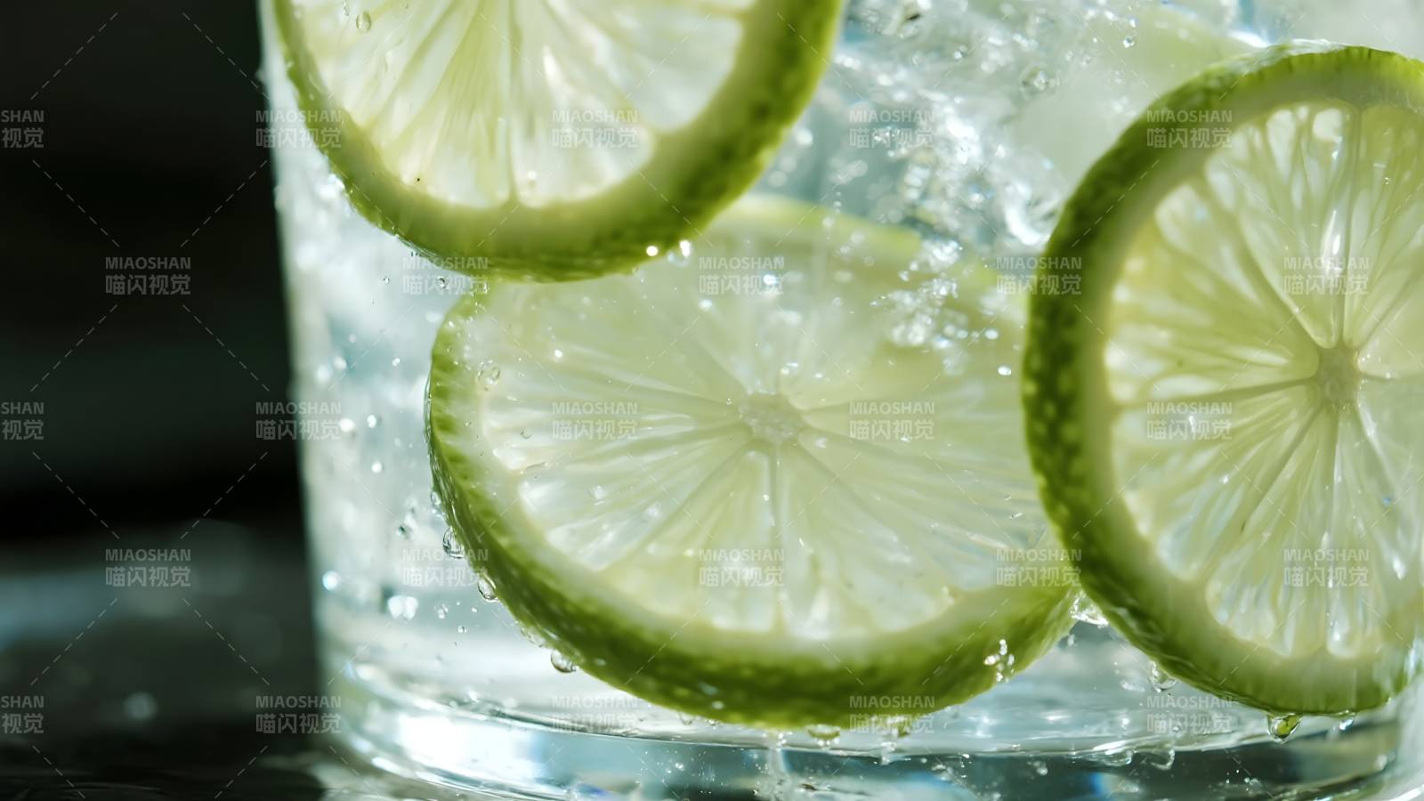 青柠切片冰水特写图片