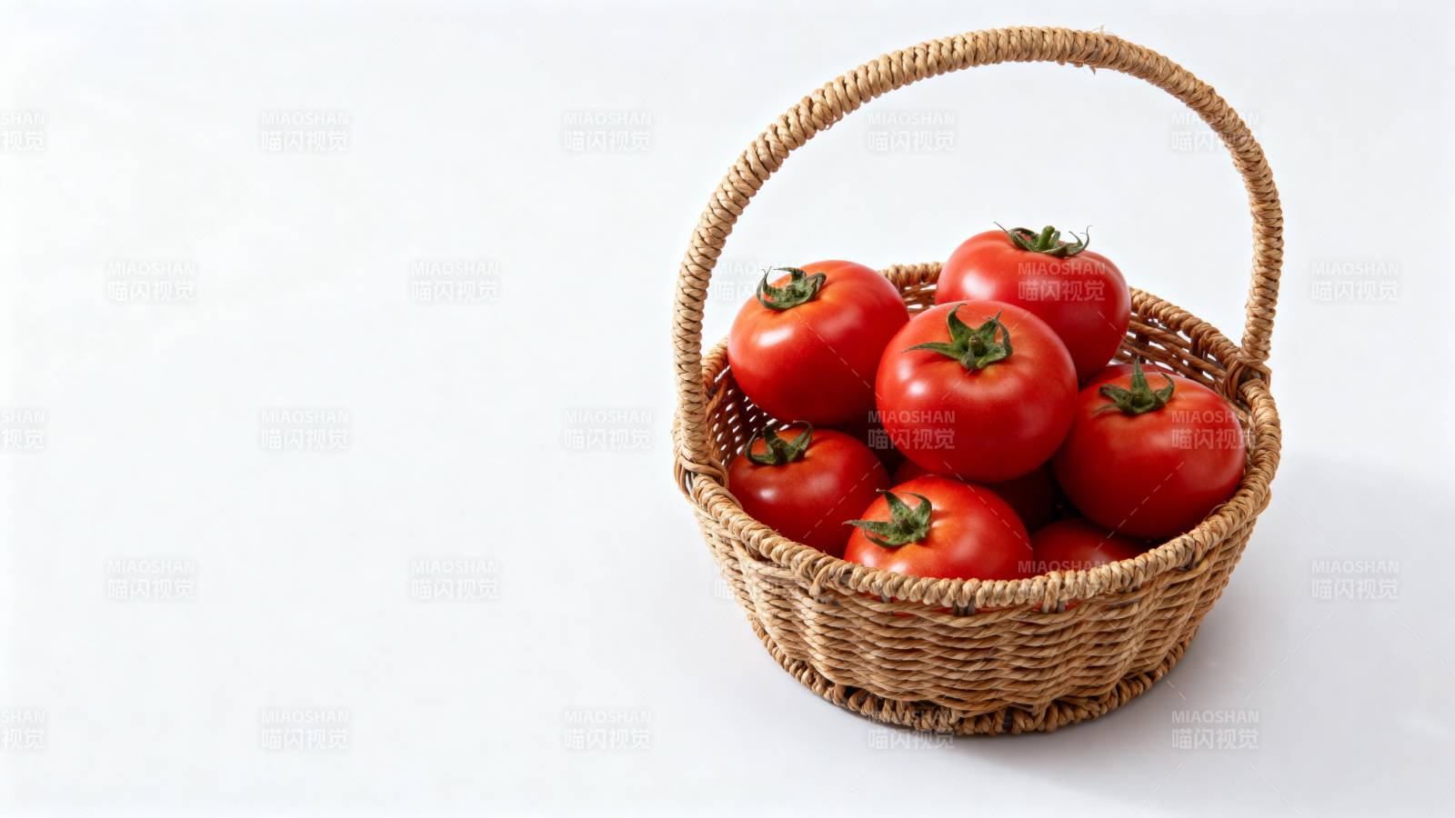 篮中红番茄图片