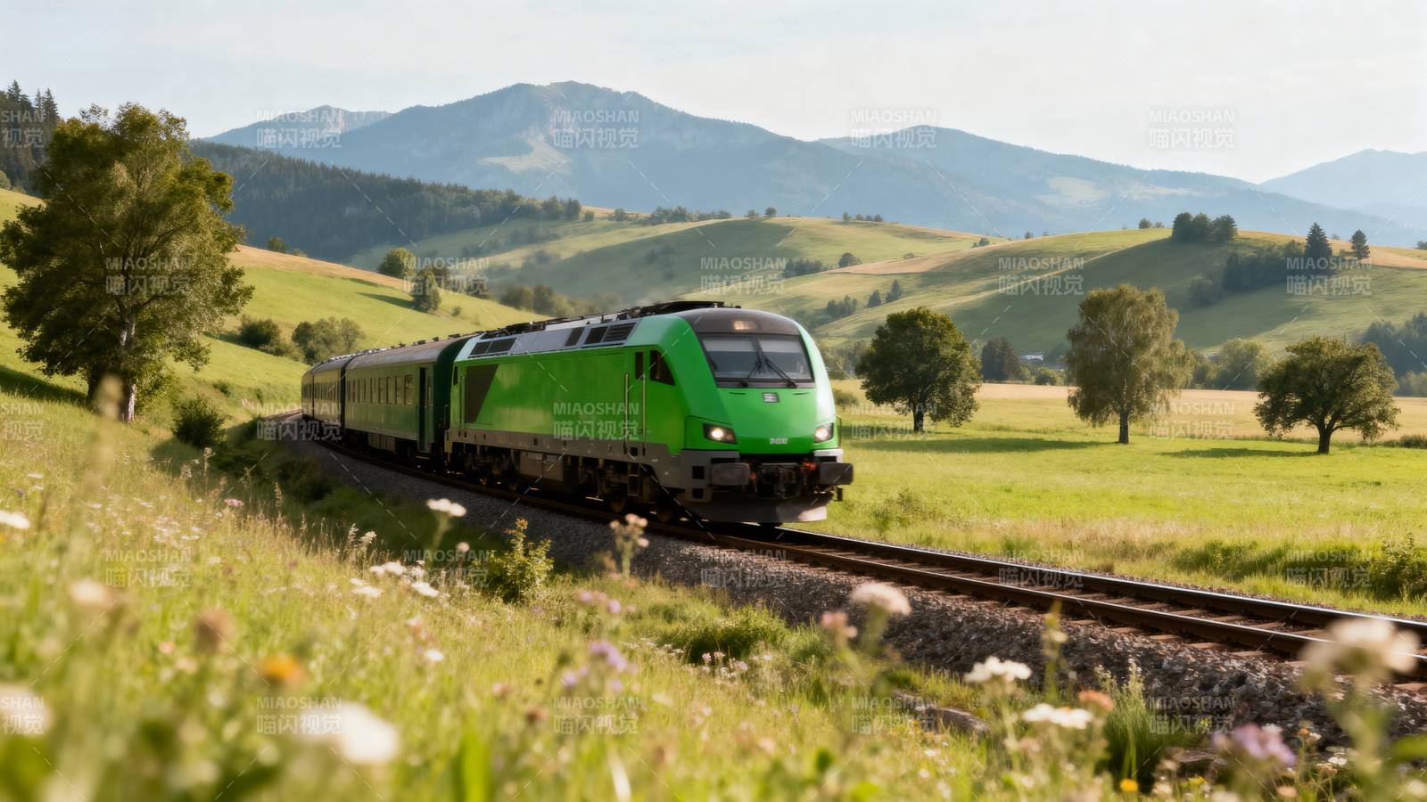 绿火车穿行田园图片