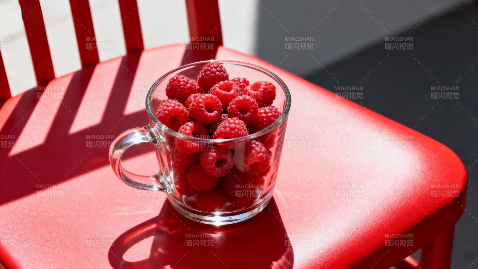 红椅上的覆盆子杯图片