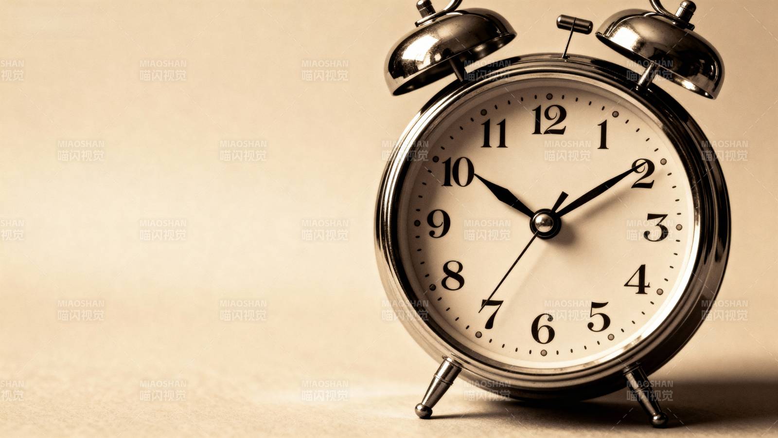 复古闹钟静置桌面图片