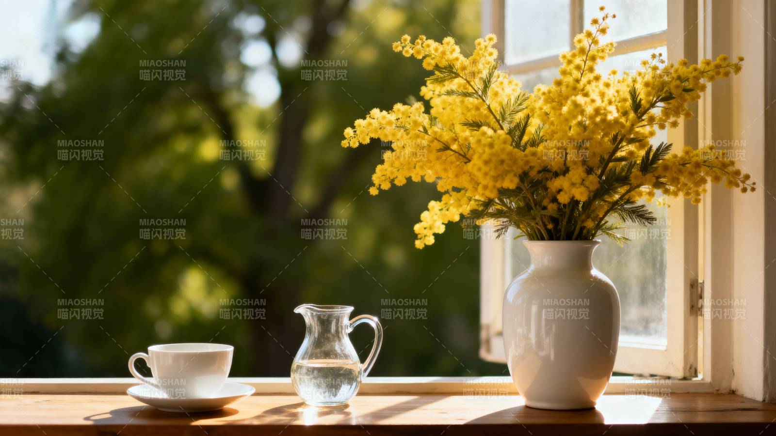 窗边花影茶香图片