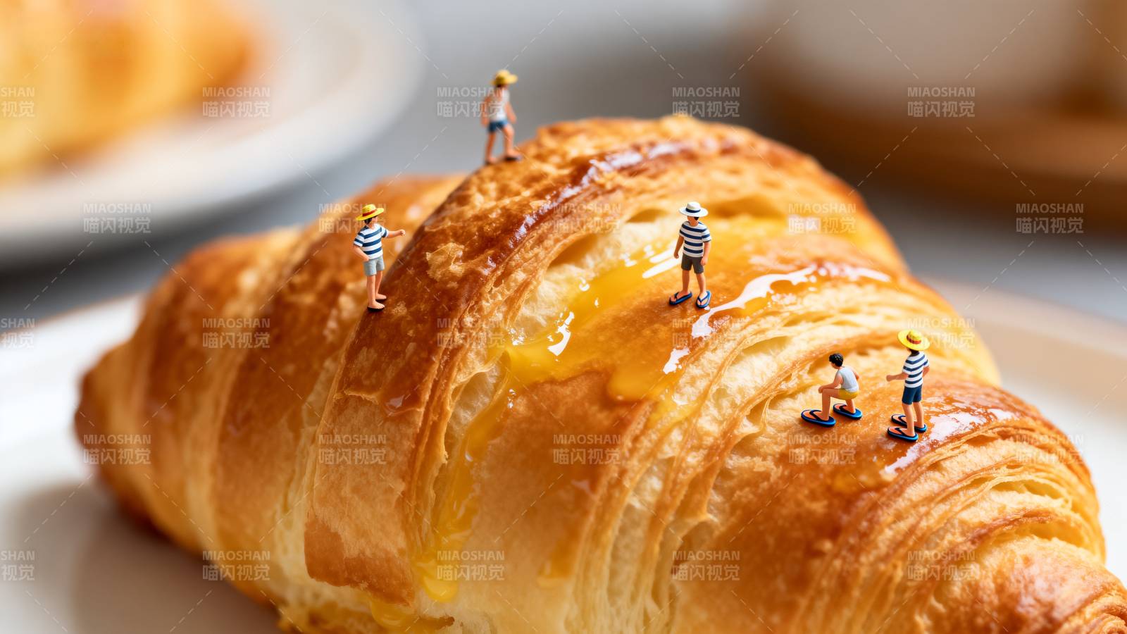 迷你人偶攀爬羊角面包图片
