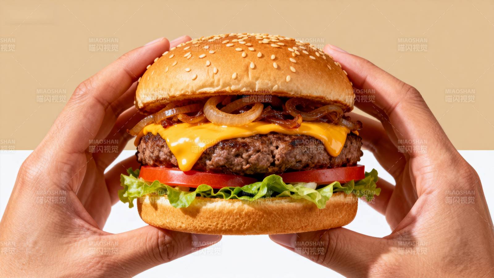 美味汉堡 双手捧着图片