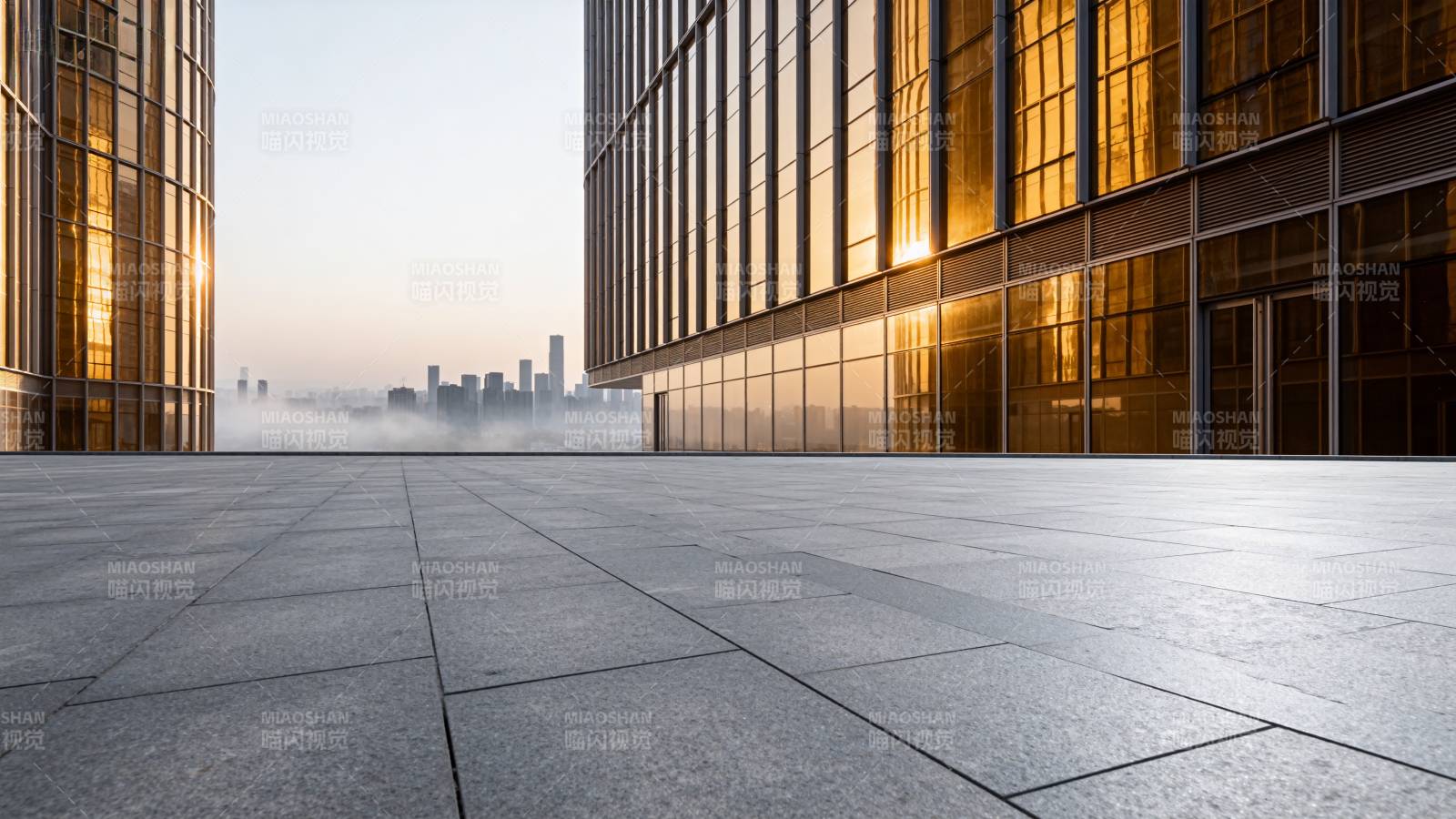 城市晨曦中的现代建筑图片