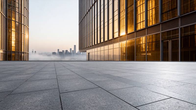 城市晨曦中的现代建筑图片