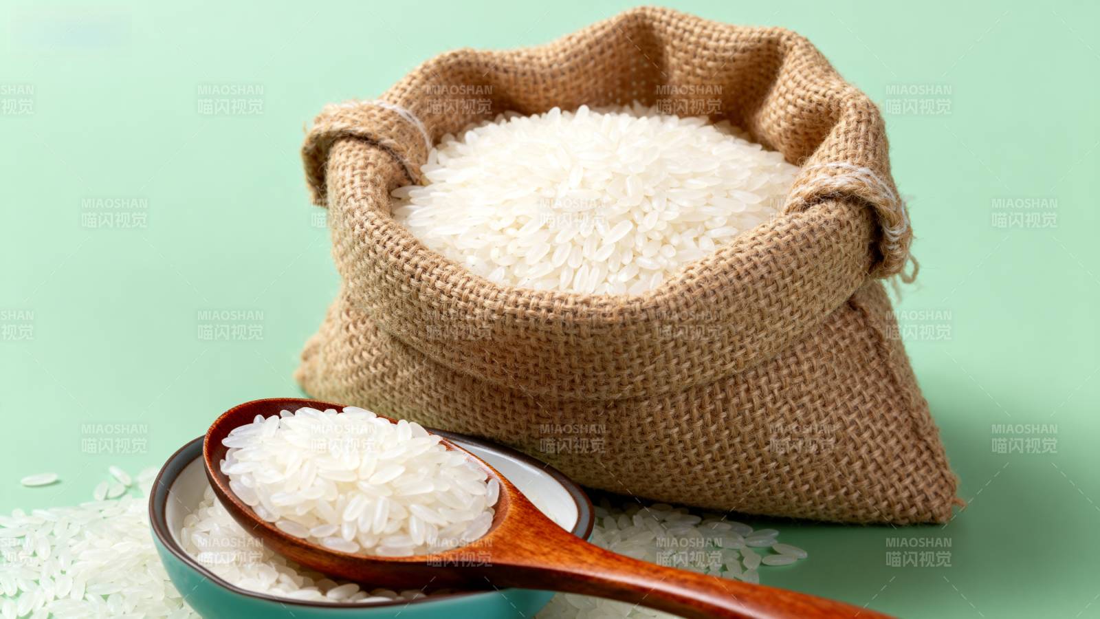 白米袋与木勺图片