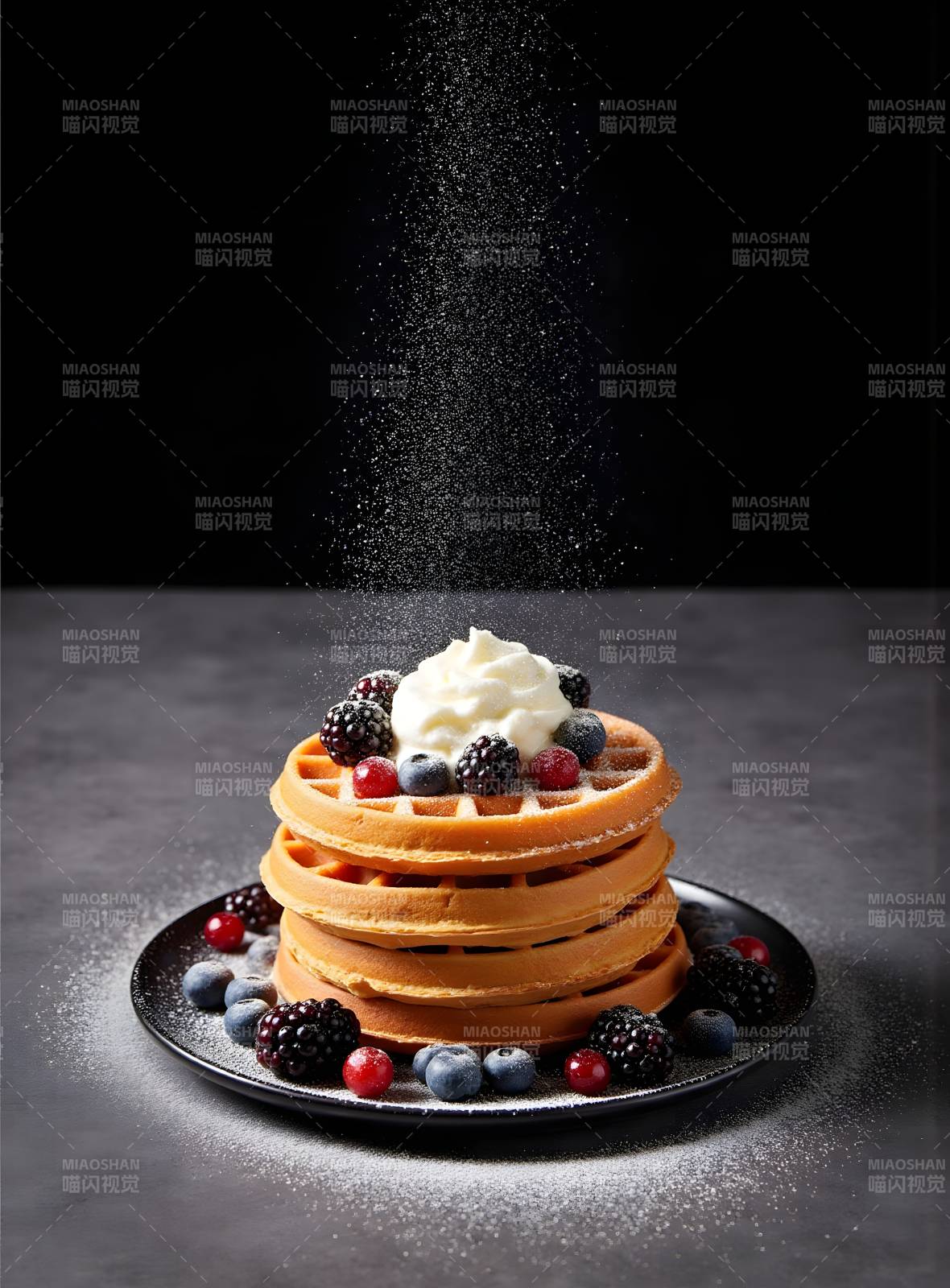 华夫饼配浆果奶油图片