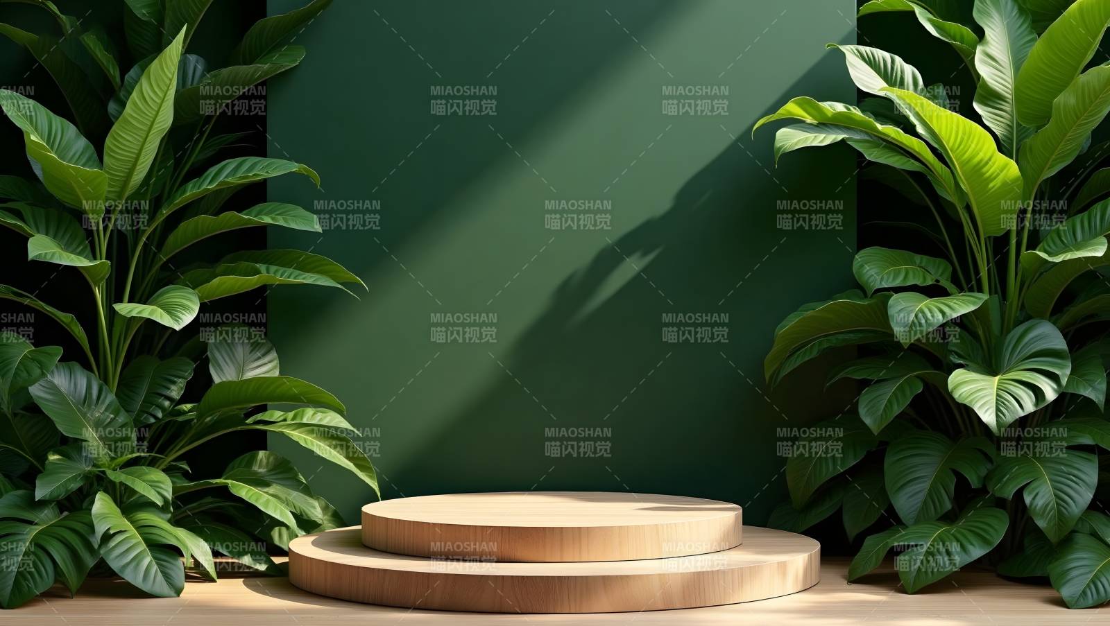 绿植环绕木质展台图片