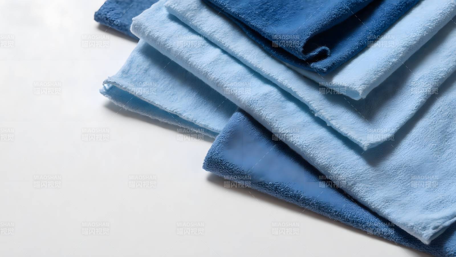 蓝白渐变毛巾叠放特写图片