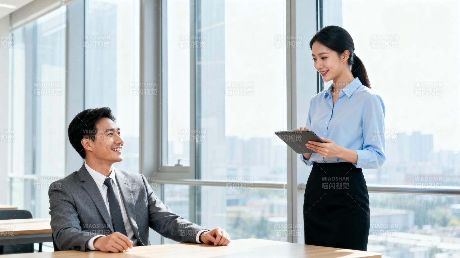 职场交流瞬间图片