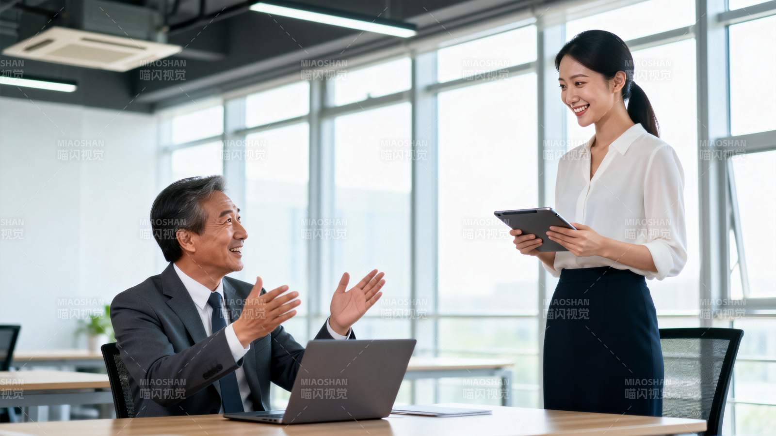 职场交流瞬间图片