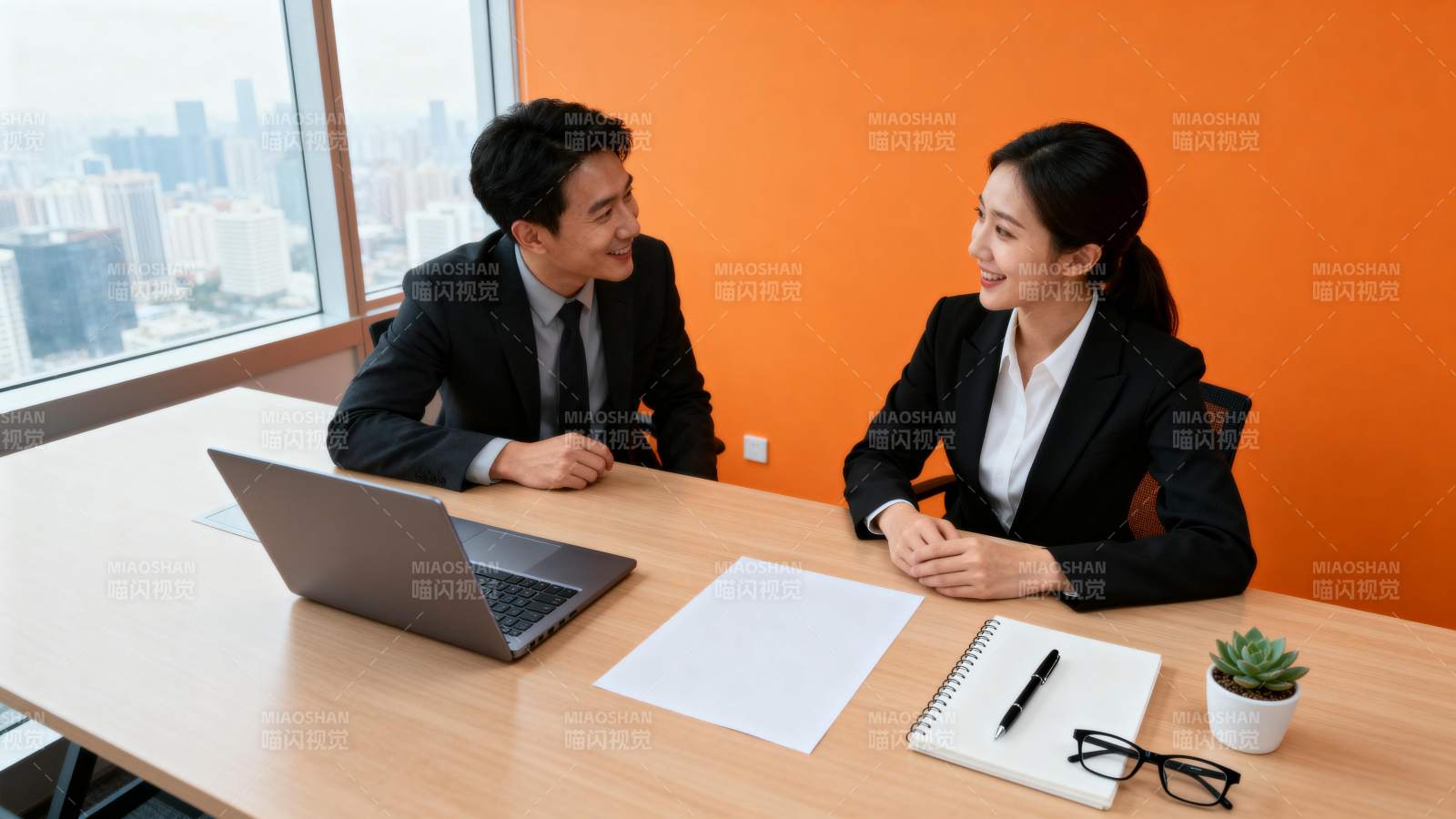 办公室商务会谈场景图片