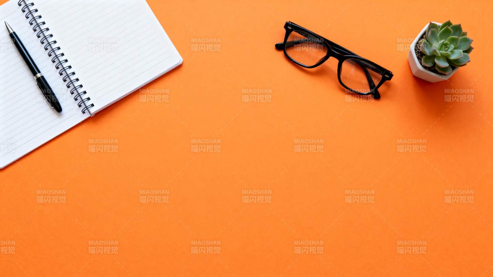 橙色桌面办公一角图片