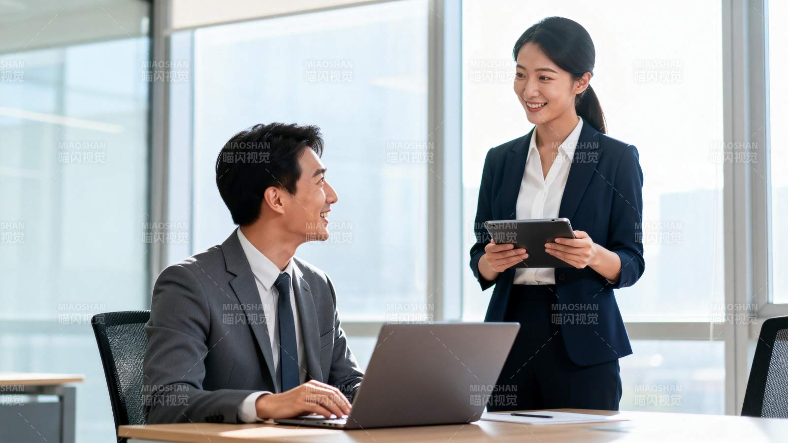 职场交流瞬间图片