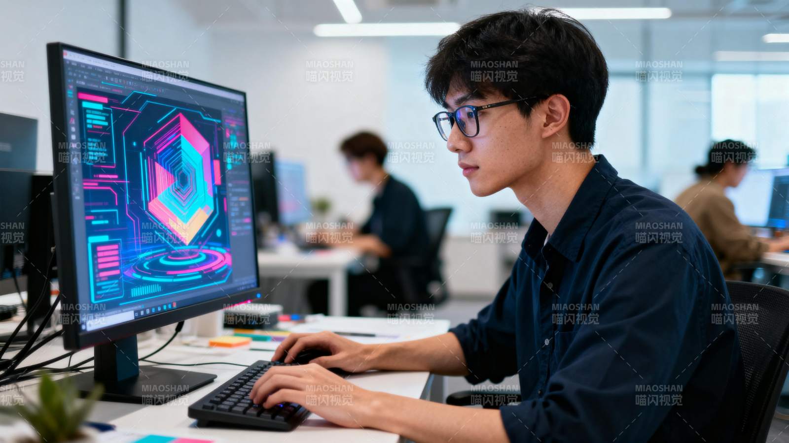 青年程序员专注代码编写图片