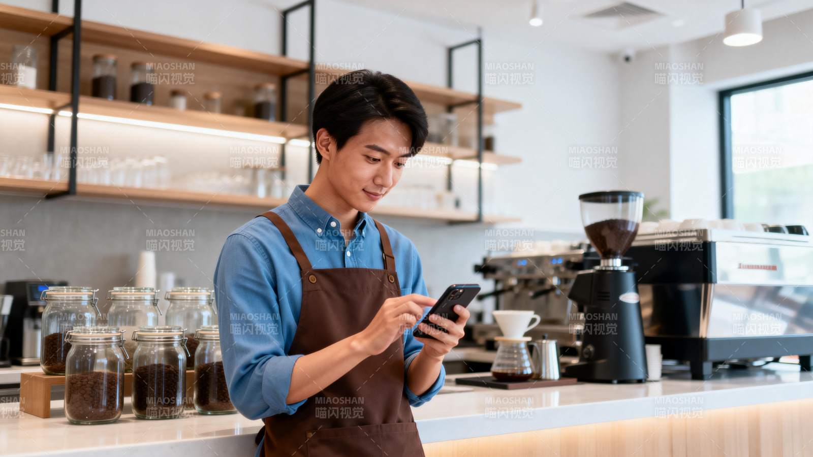咖啡师专注看手机图片