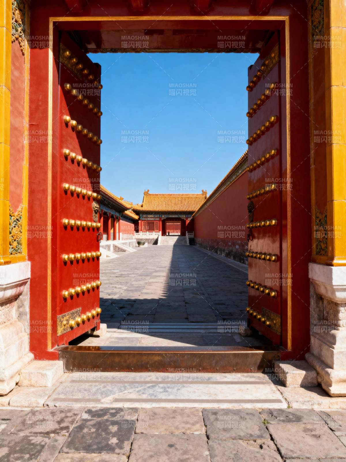 故宫红门映蓝天图片