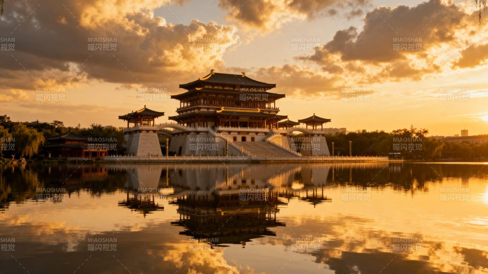 夕阳映古塔 水天一色图片