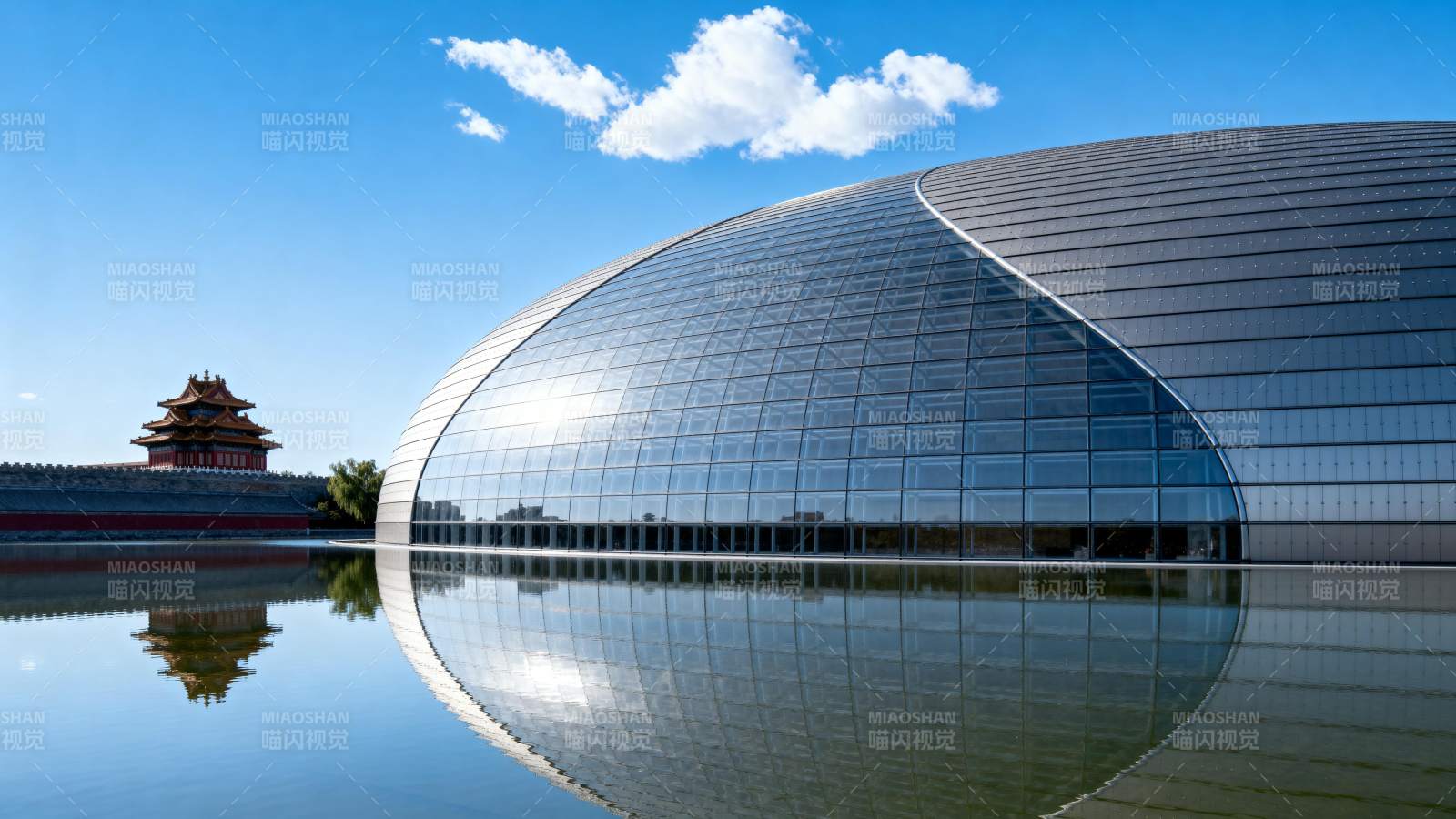 现代建筑倒影湖中图片