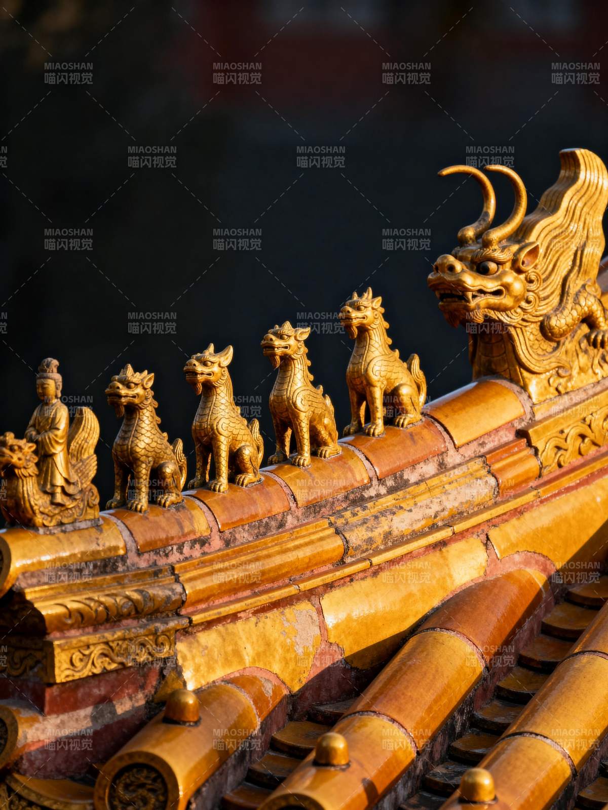 金瓦脊兽栩栩如生图片