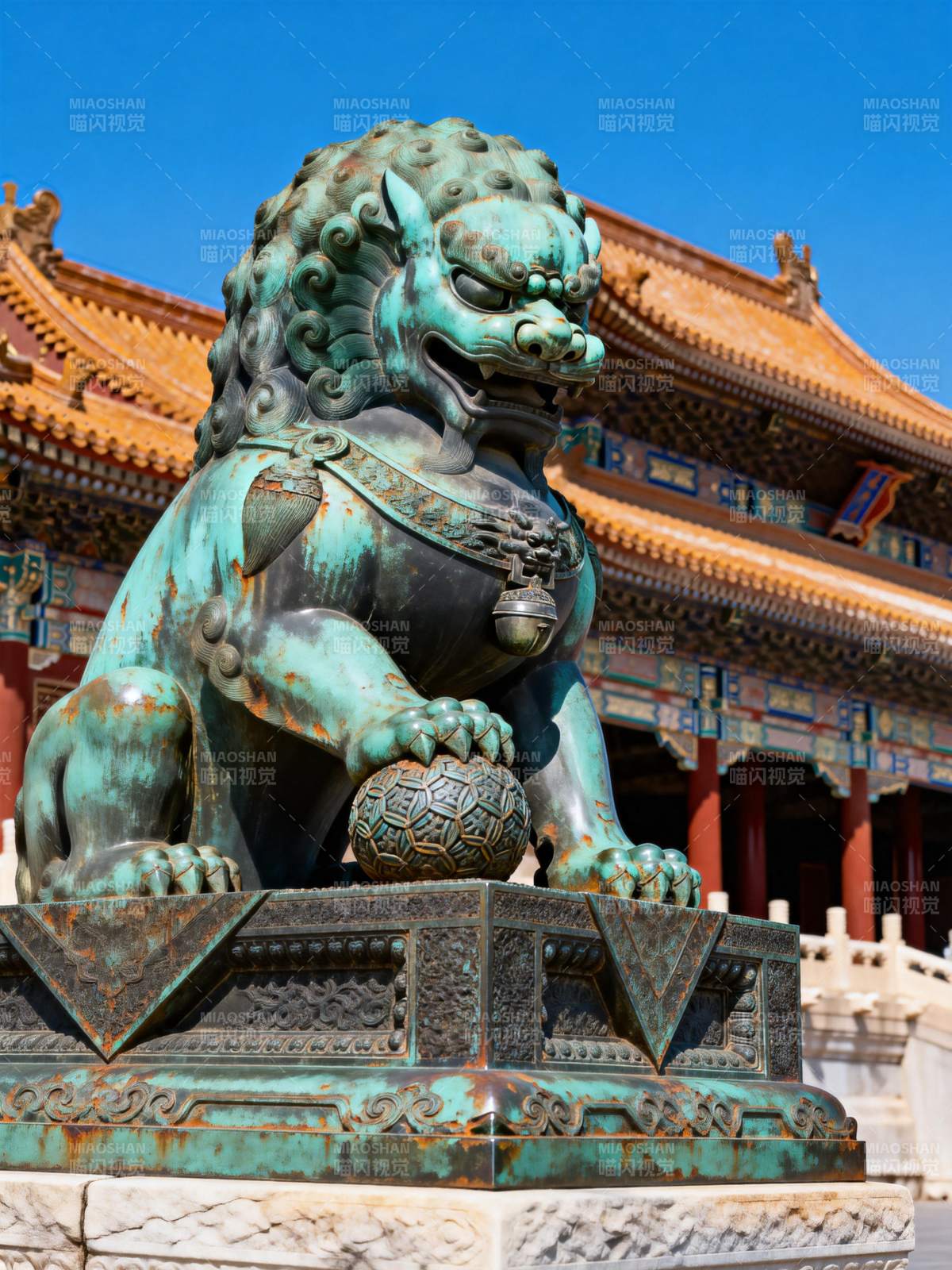 铜狮守宫门图片