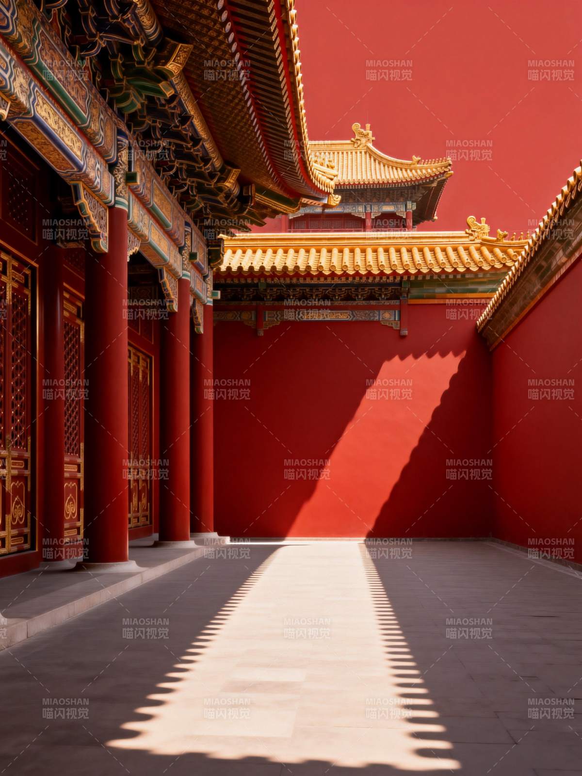 红墙金瓦映日影图片