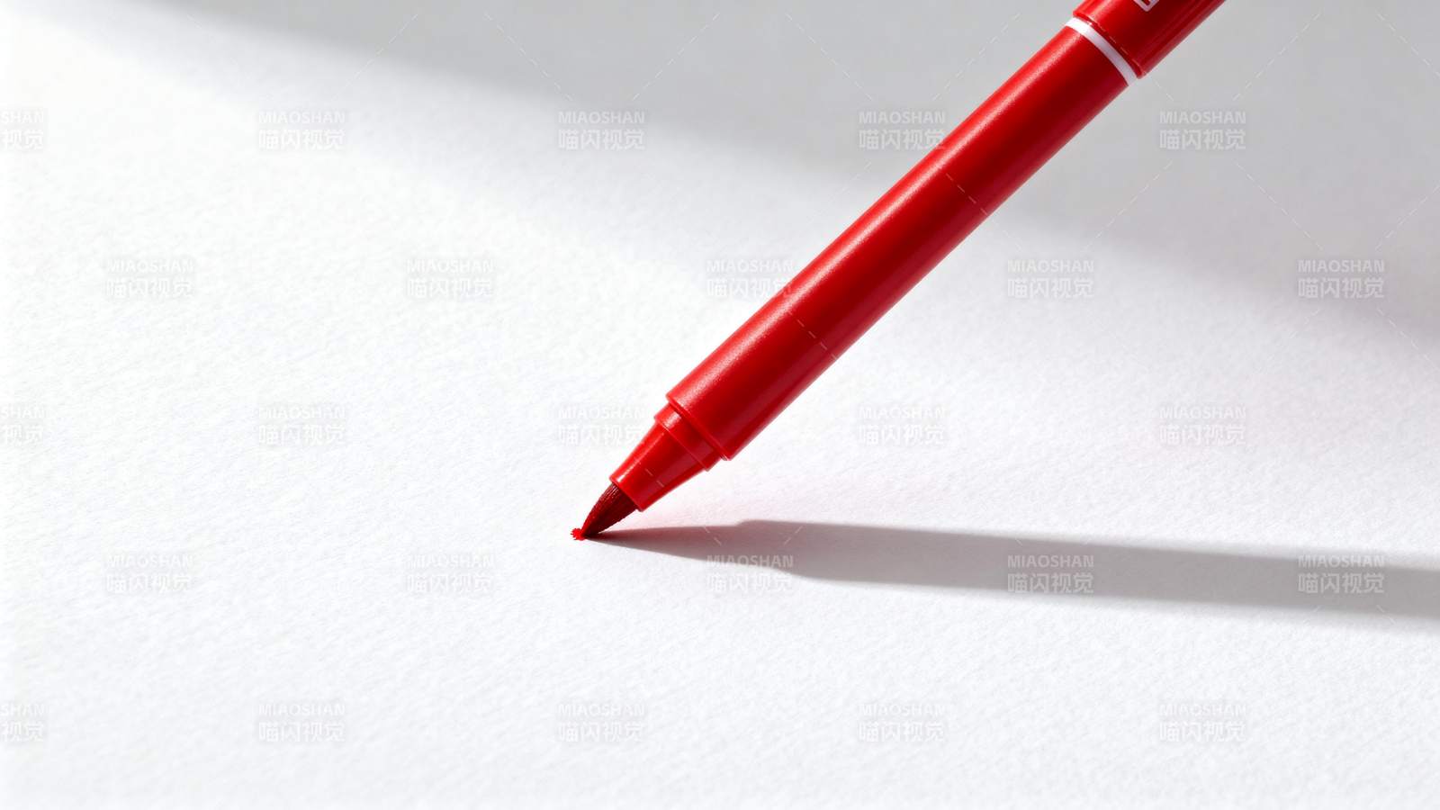 红笔轻触白纸图片