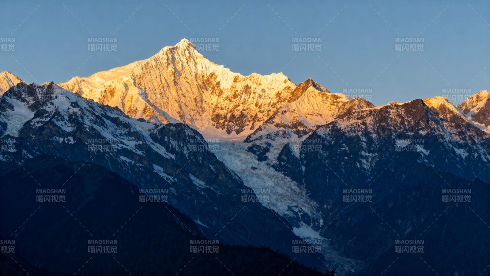 雪山晨曦图片