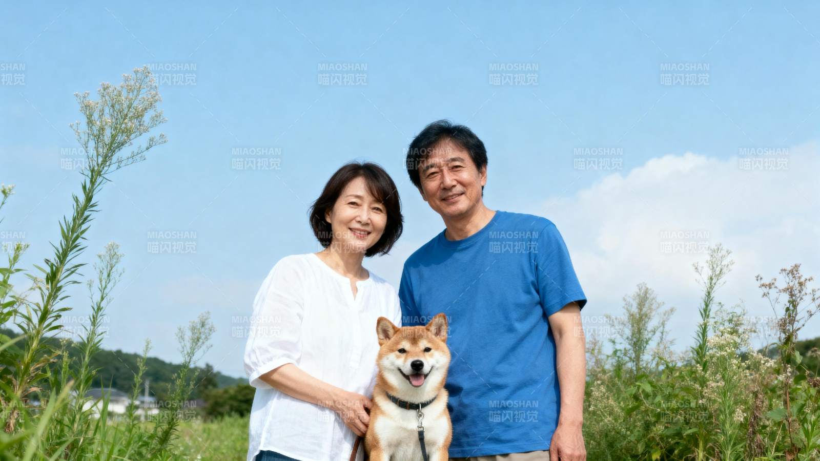 一家三口与爱犬图片