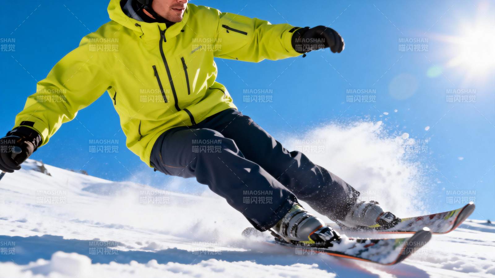 滑雪者疾驰雪坡图片