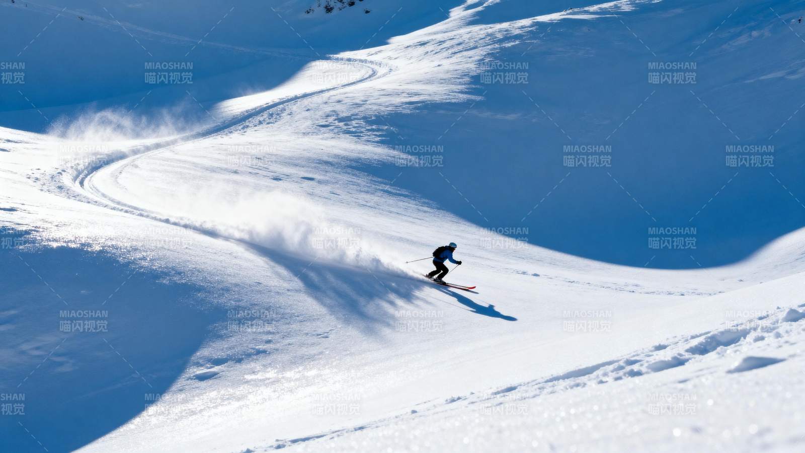 雪坡疾驰 风起云涌图片