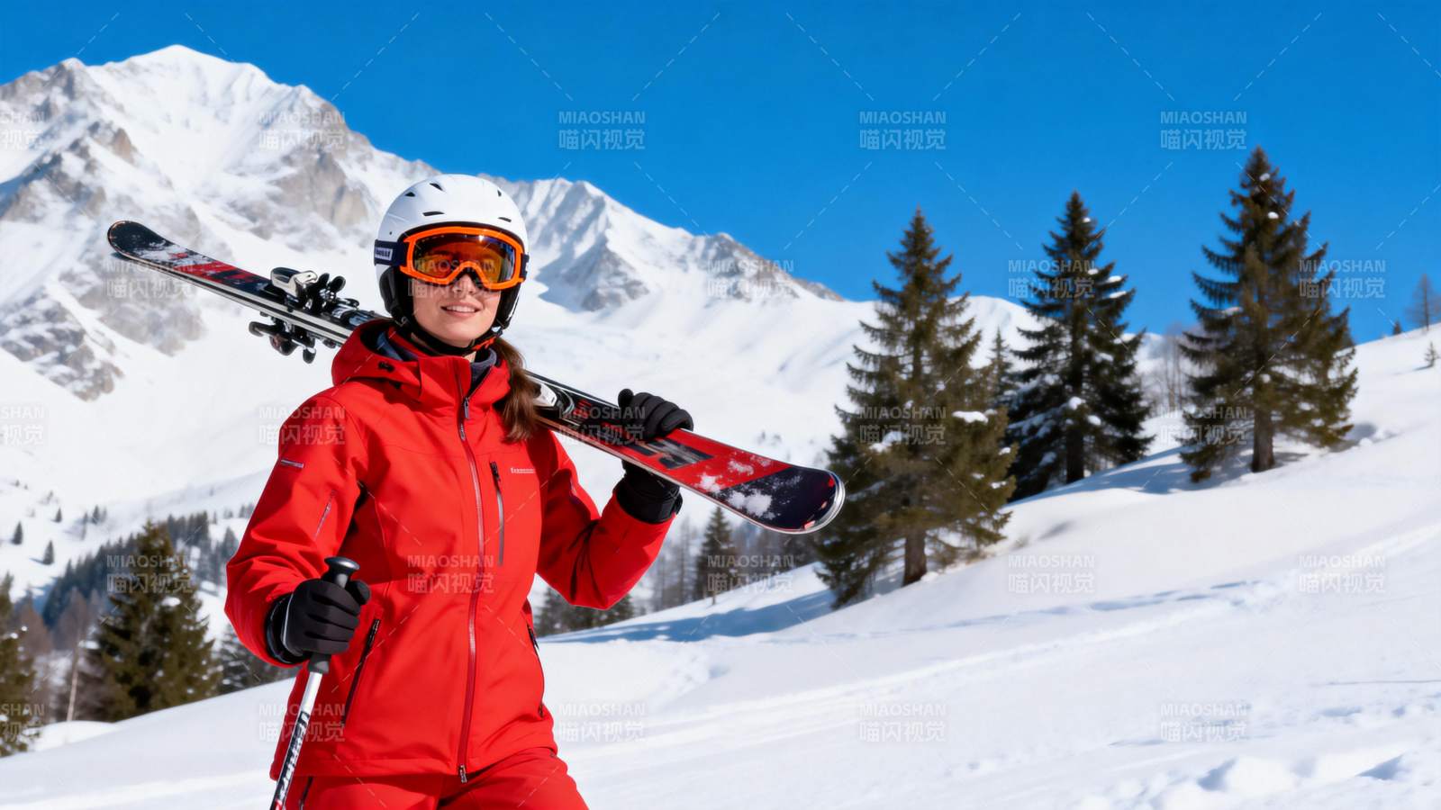 滑雪者在雪山上微笑图片