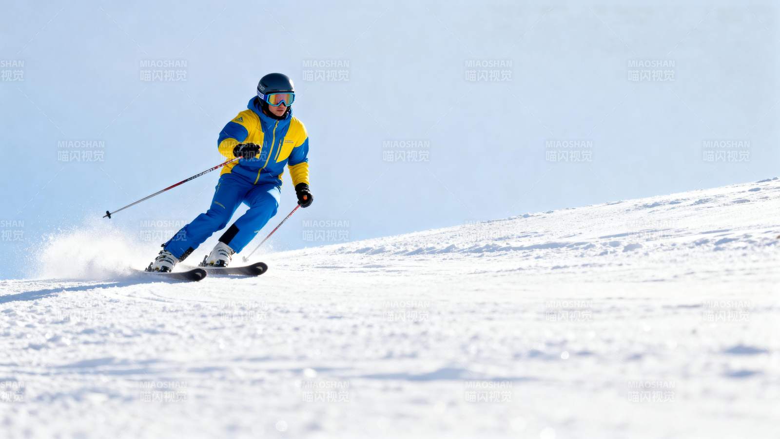 滑雪者疾驰雪坡图片