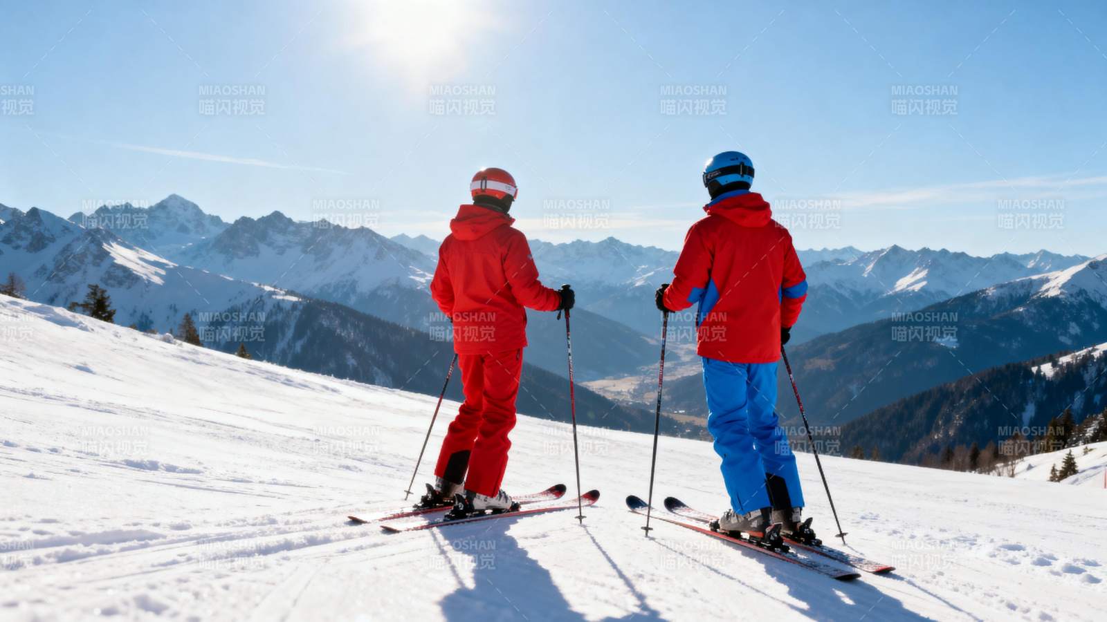 雪山滑雪双人行图片