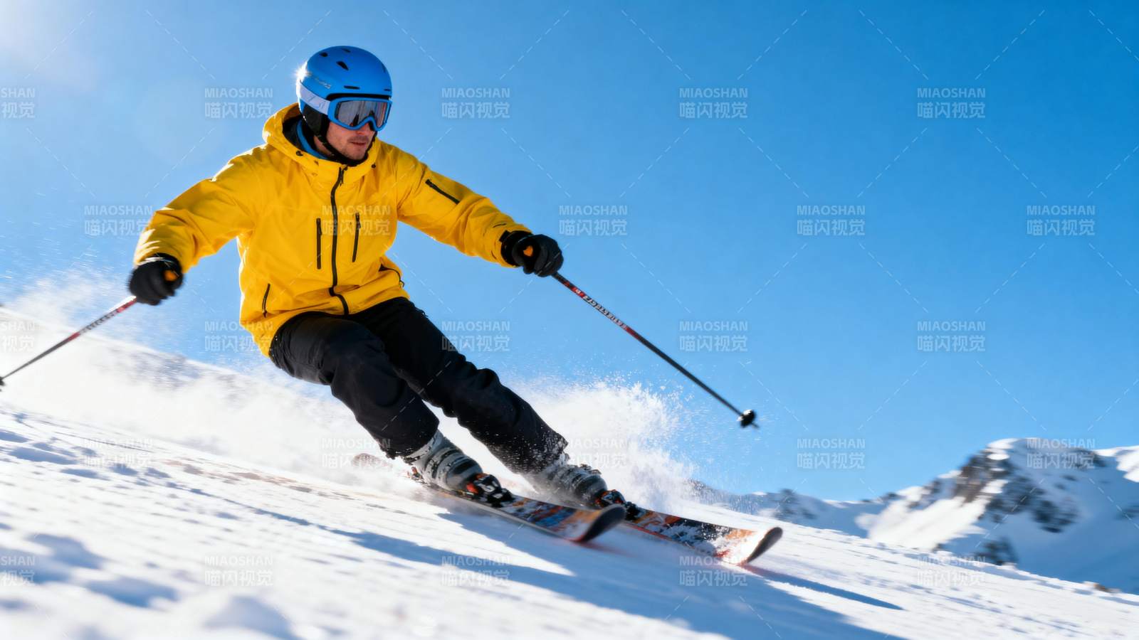 滑雪者在雪坡上疾驰图片