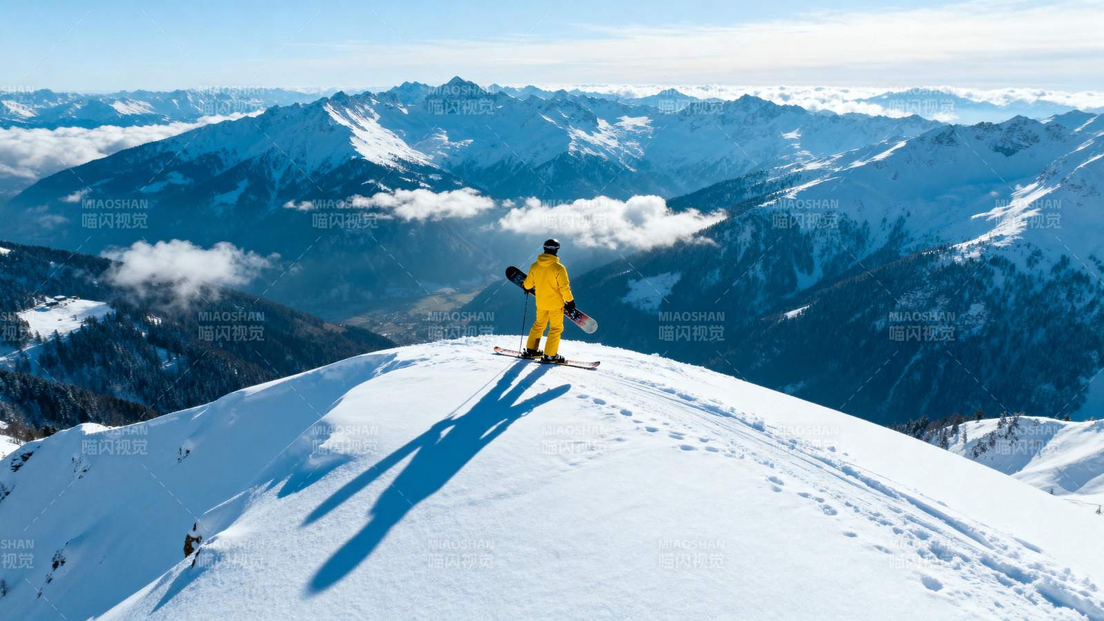 雪峰之巅 一人独行图片