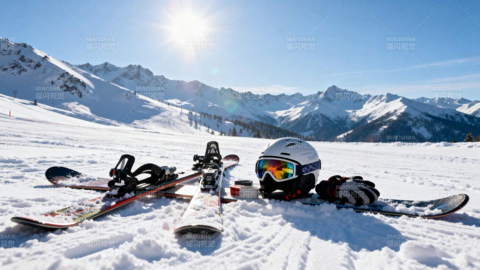 雪山滑雪装备静置图片