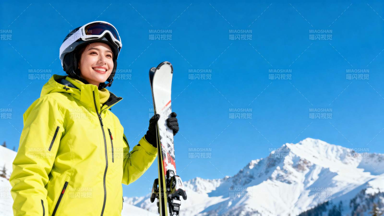 滑雪女孩笑迎雪山图片