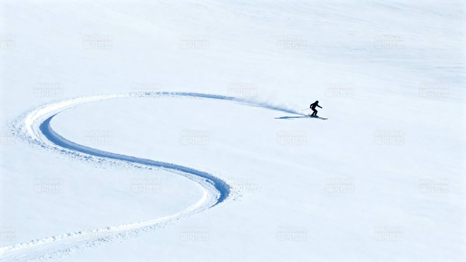 雪原上的滑雪轨迹图片