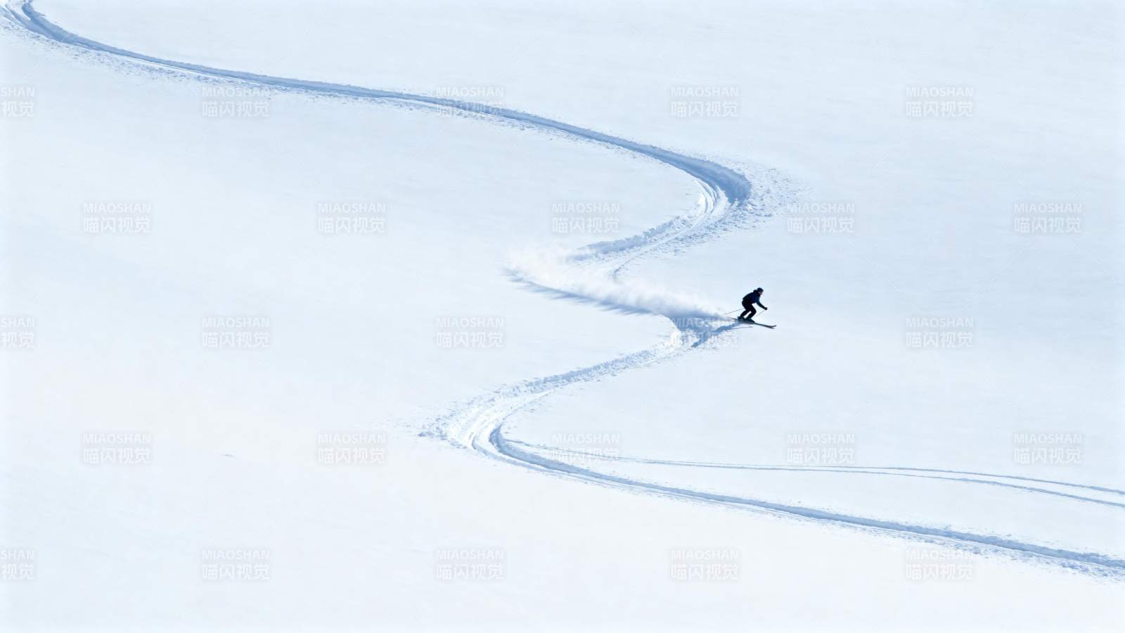 雪原上的孤独轨迹图片