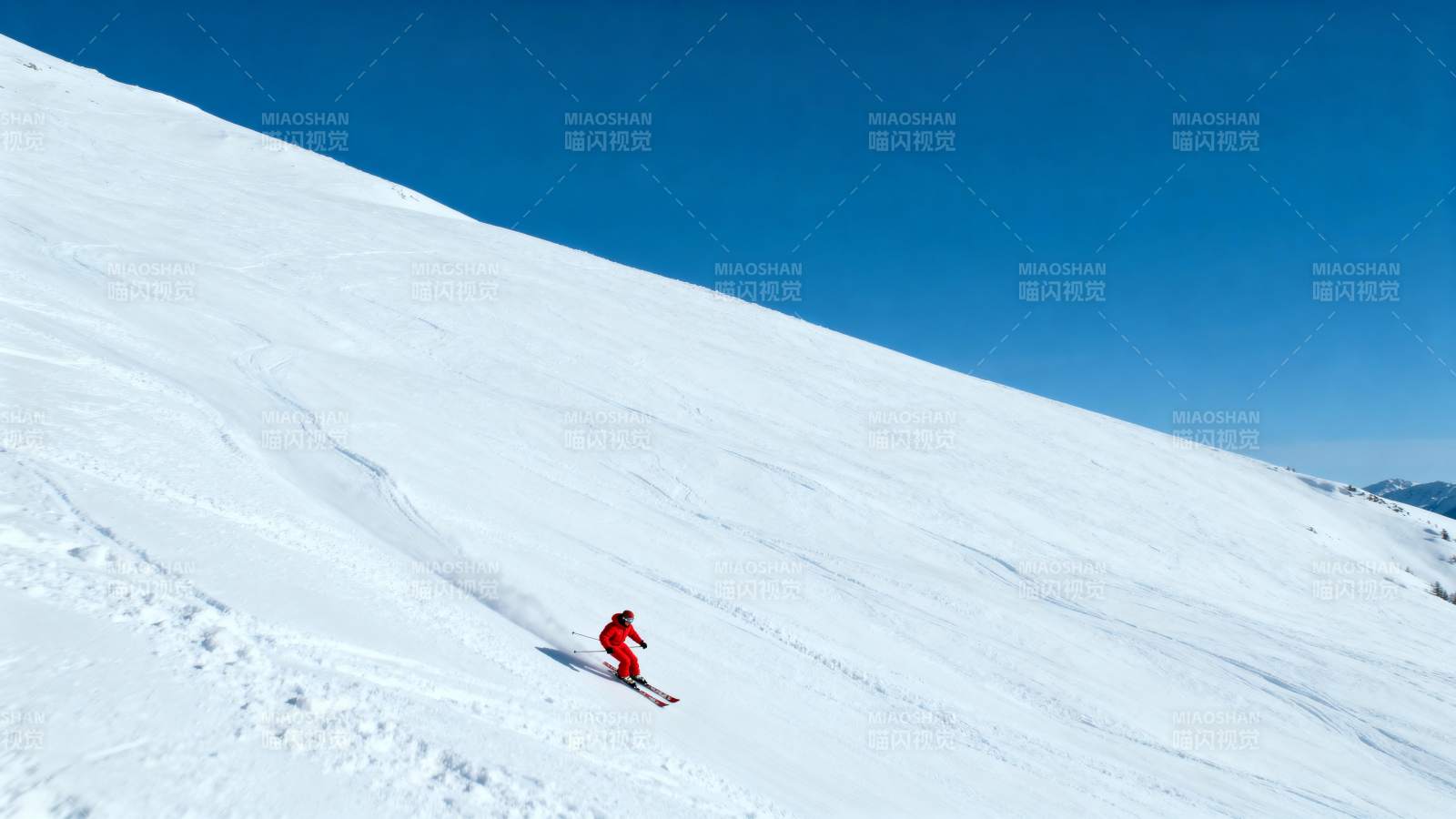 雪坡上的红色身影图片