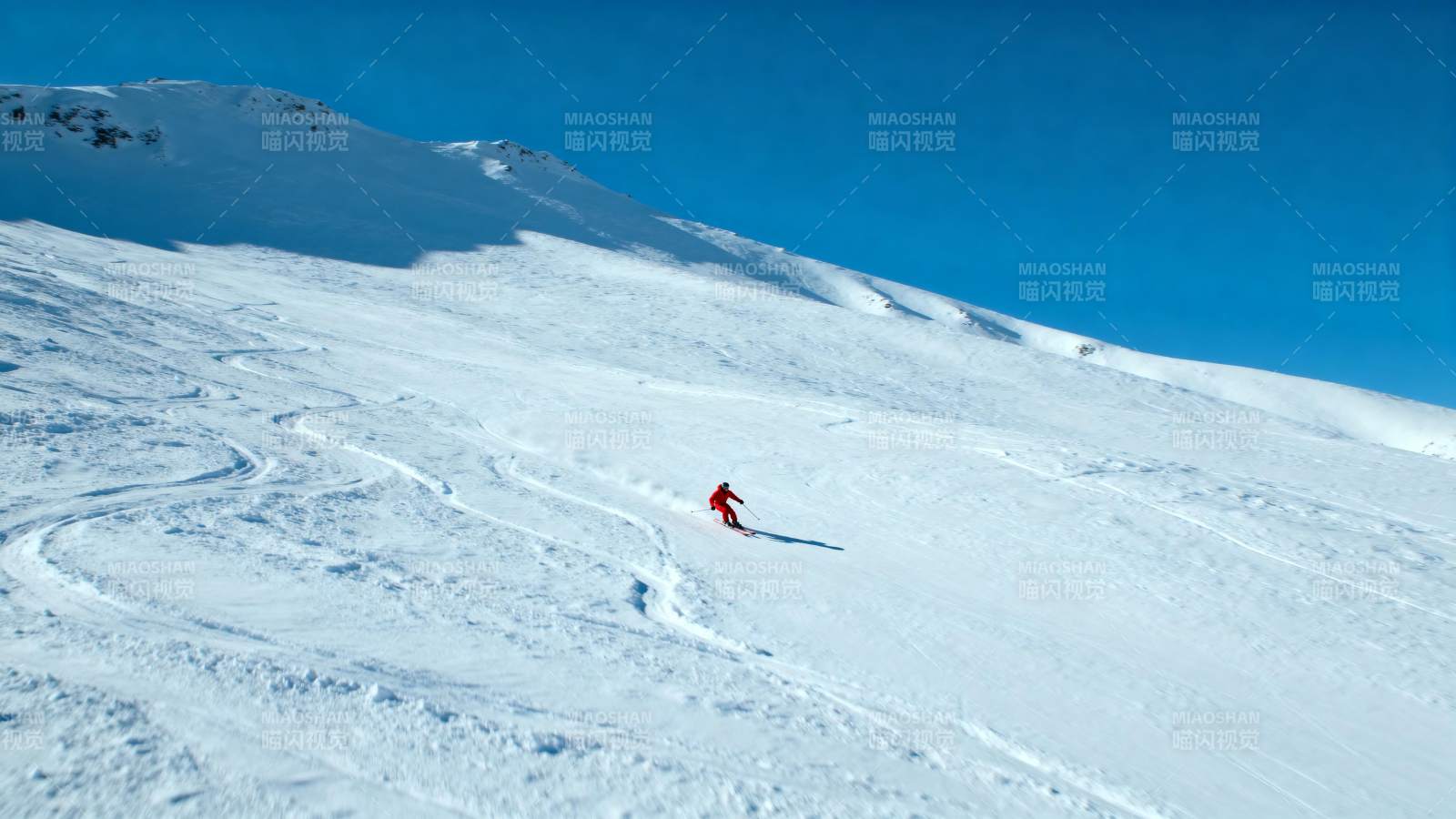 雪原滑雪者图片