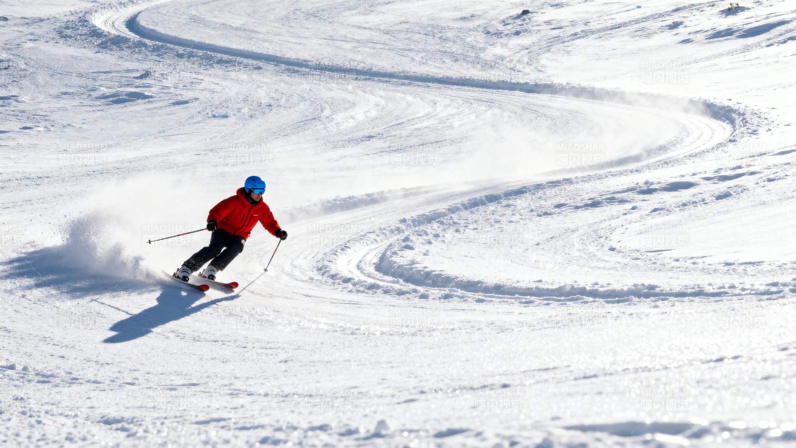 雪道疾驰 尽享滑雪乐趣图片
