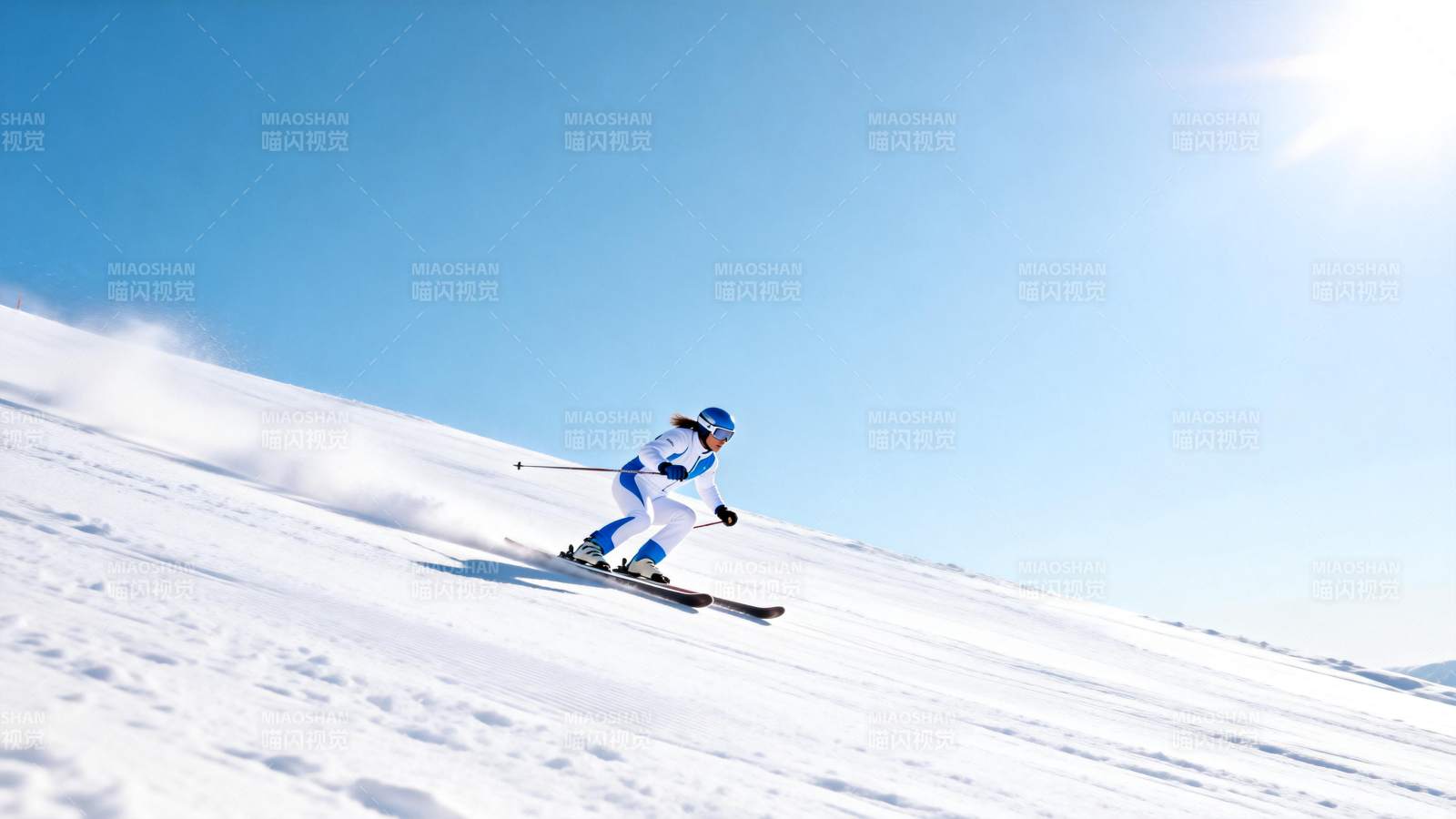 滑雪者疾驰雪坡图片