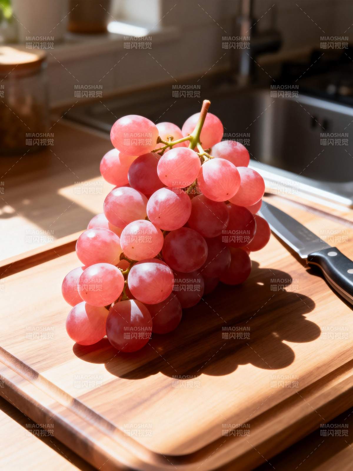 阳光下的红葡萄图片