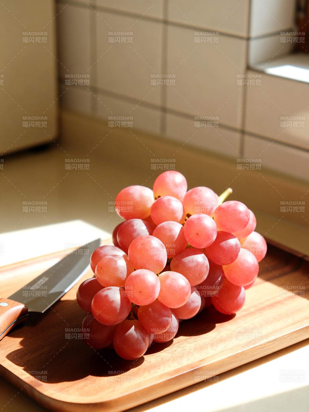 阳光下的红葡萄图片