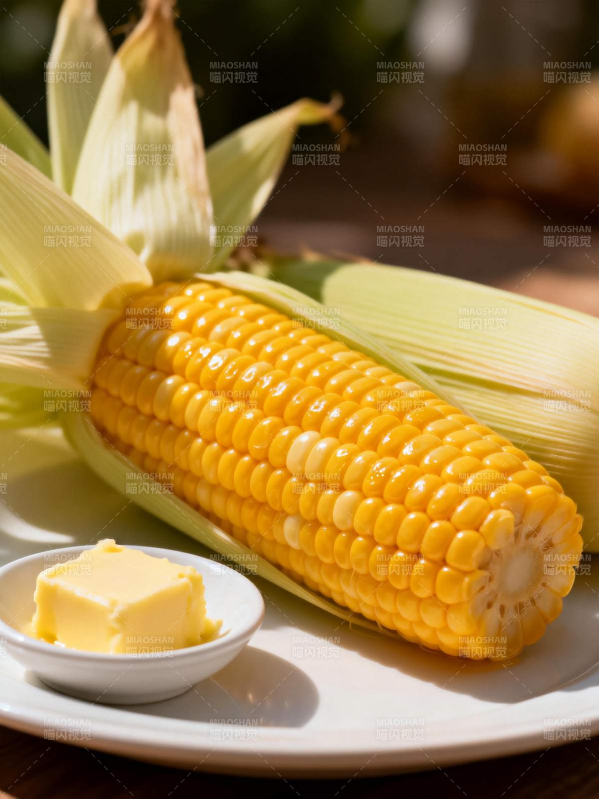 金黄玉米配黄油图片