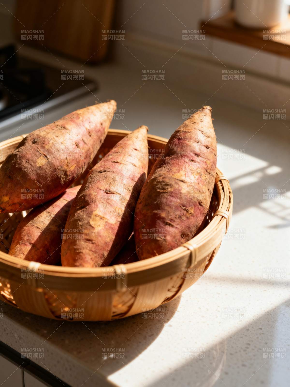 红薯篮中晒阳光图片